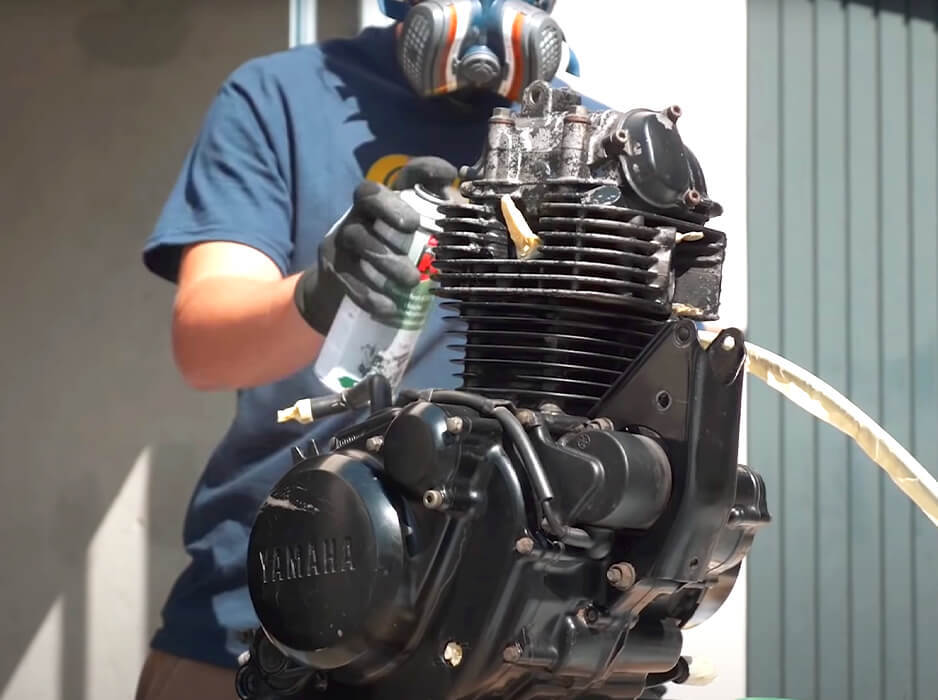 peinture haute température en bombe pour moteur moto
