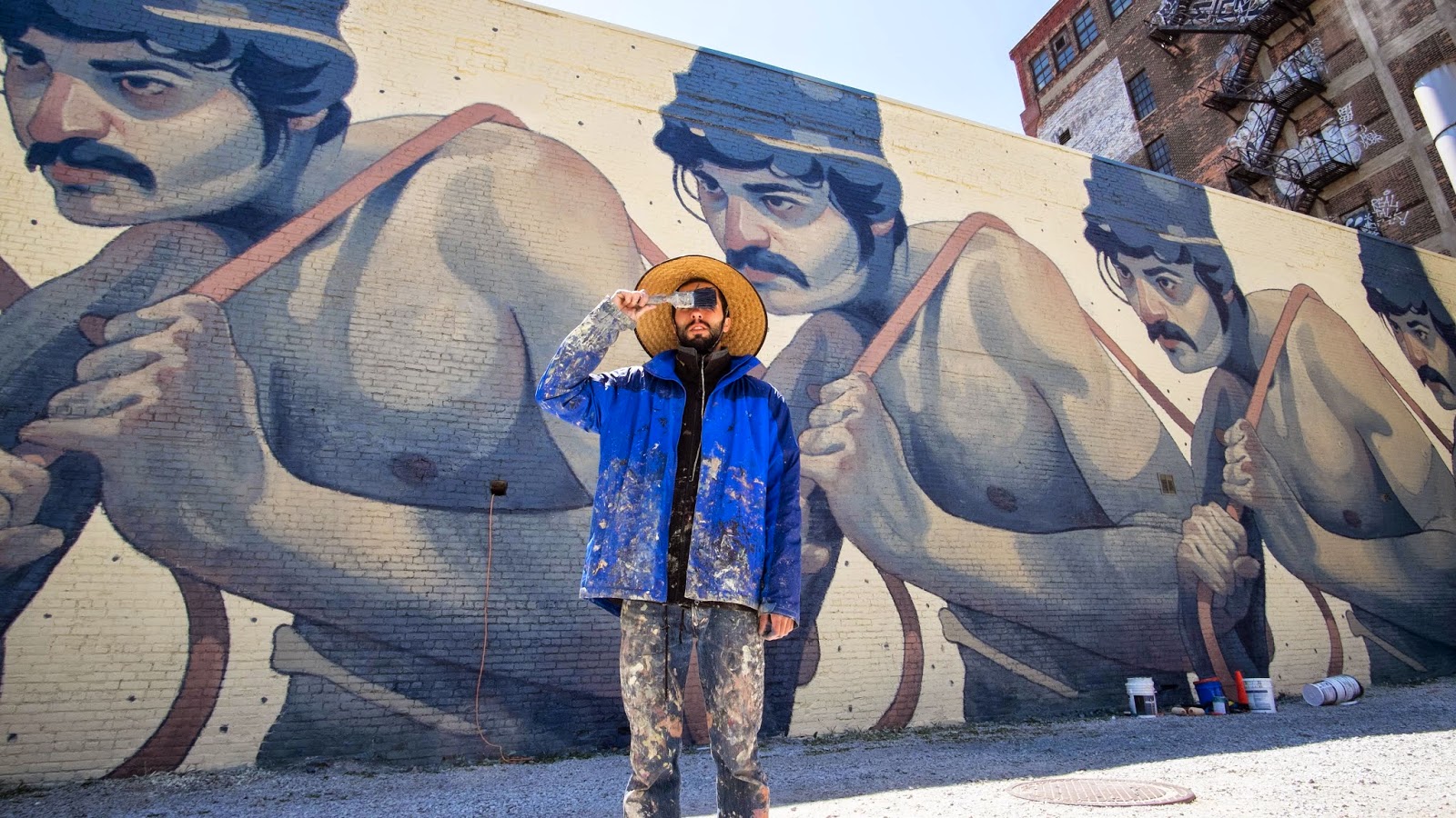 L'artiste Aryz photographié devant l'une de ses fresques à Detroit