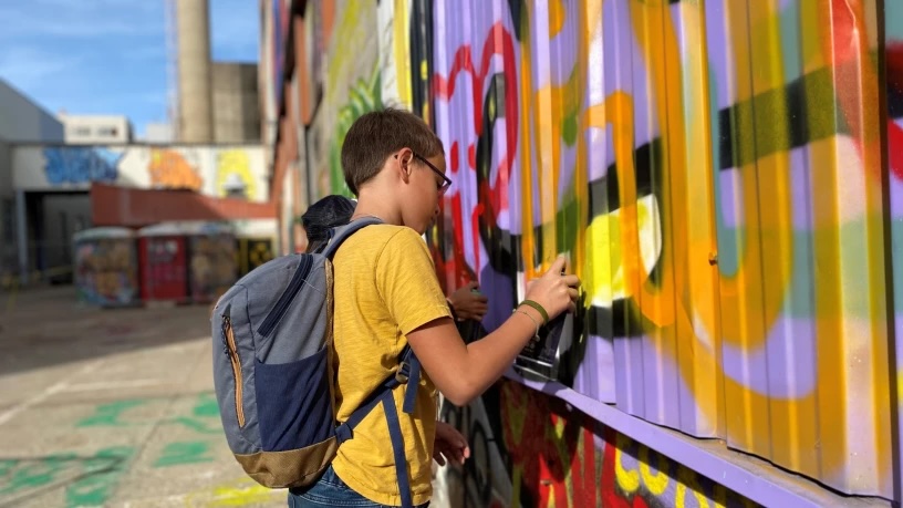 Les enfants participent à des atliers créatifs et découvrent les bombes de peinture
