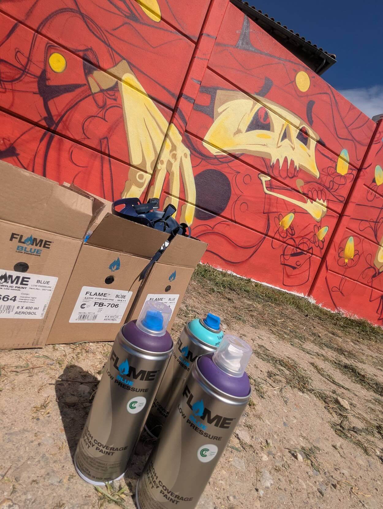 Le graffiti crew GEK en plein travail avec la bombe de peinture flame blue