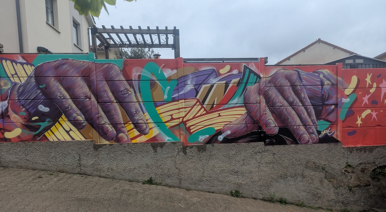 Fresque graffiti représentant les mains d'un DJ. Aritste : Ynot (GEK)