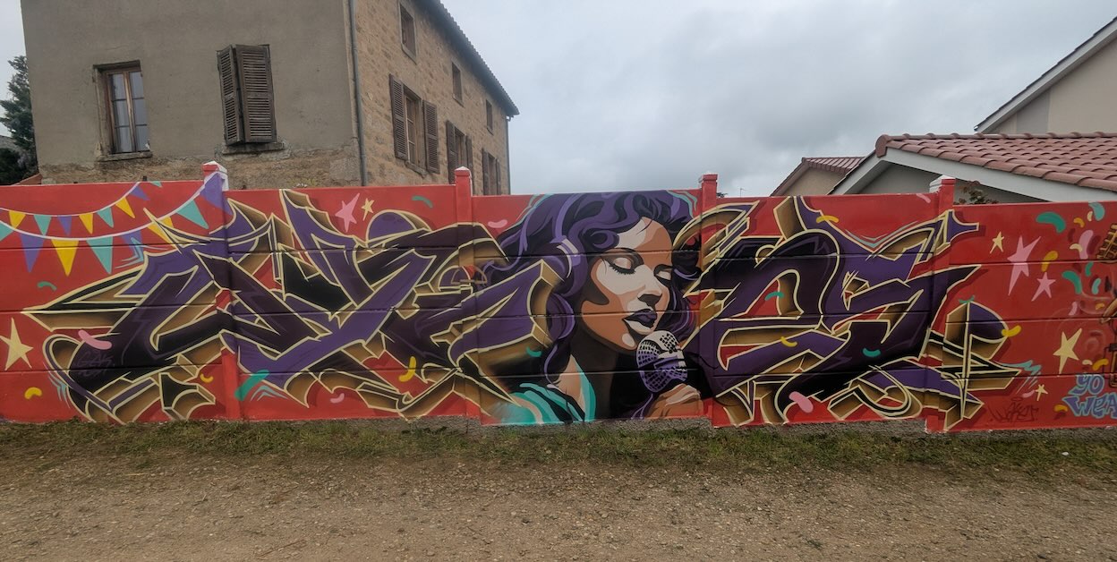 Fresque graffiti représentant une chanteuse, artiste : Wakes (GEK)