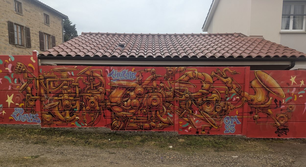 Fresque graffiti avec instruments de musique réalisée par Golf (CM)