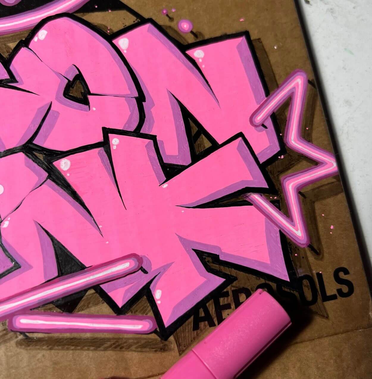 Les marqueurs acryliques contiennent une peinture très couvrante