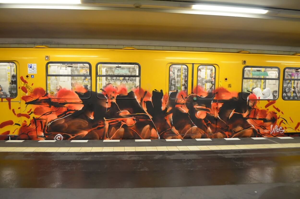 Graffiti sur le métro jaune de Berlin