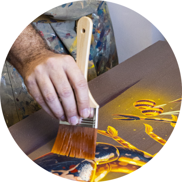 Application d'un vernis pour toile au pinceau