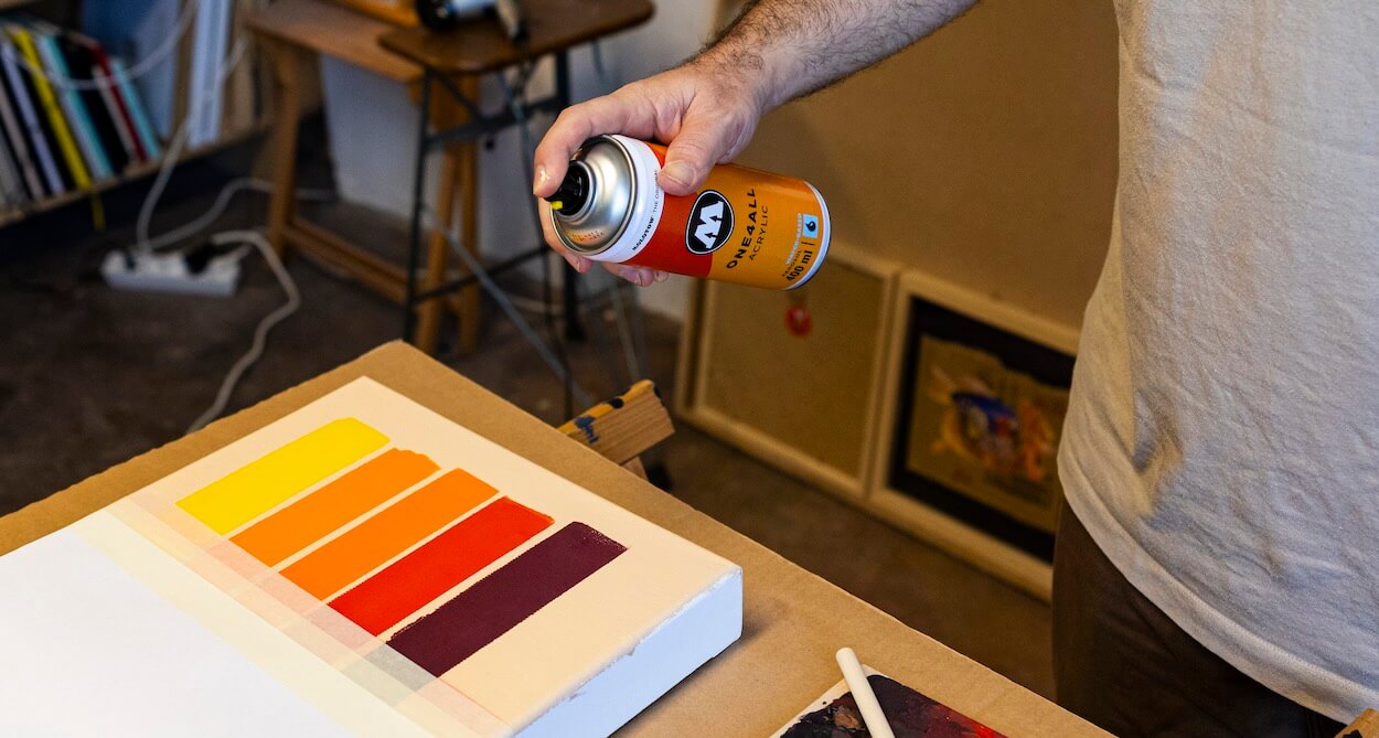 application d'un vernis en bombe Molotow One4all sur toile