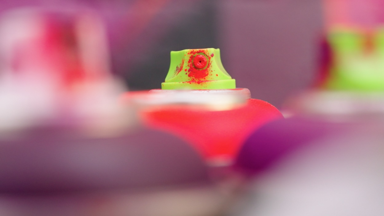 zoom sur le caps d'une bombe de peinture