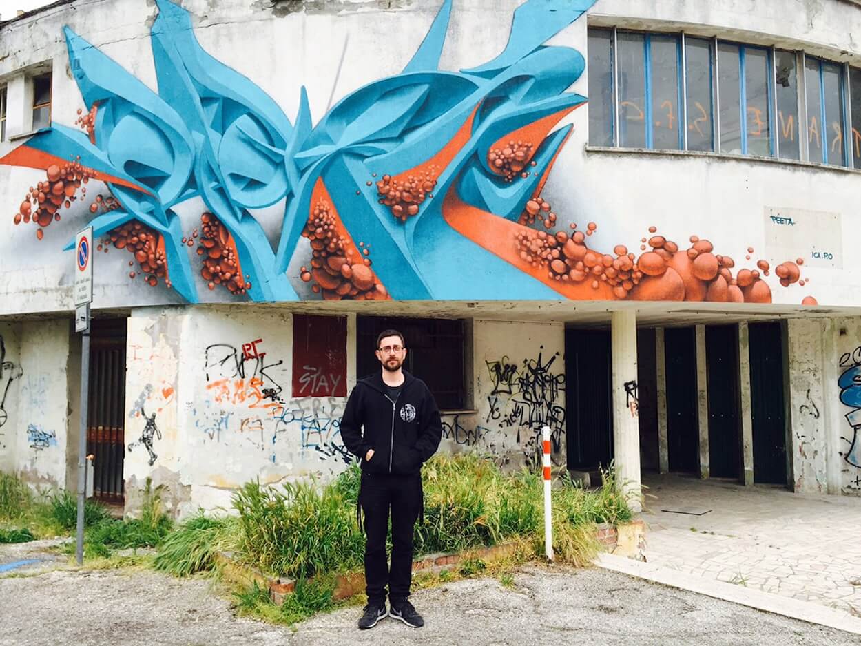 le graffeur Peeta pose devant son lettrage 3D