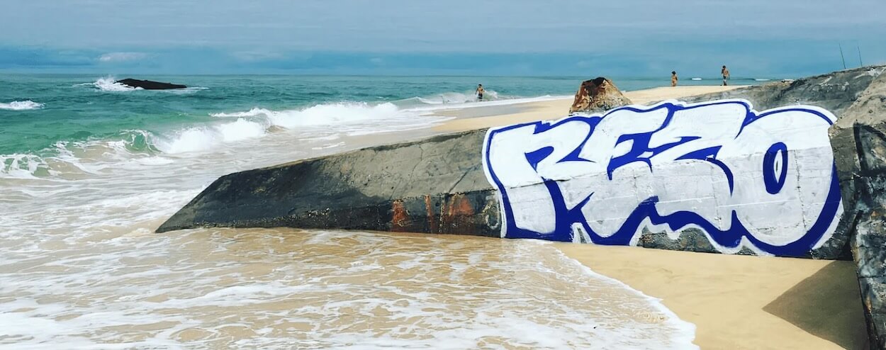 Graffiti par RESO sur une plage du Cap-Ferret