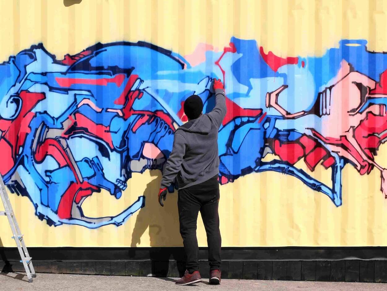 le graffeur parisien BABS UV TPK réalise un graffiti