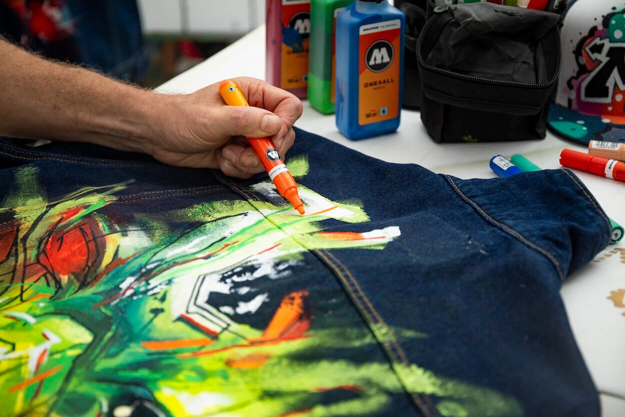personnalisation d'une veste en jean avec les marqueurs à peinture molotow