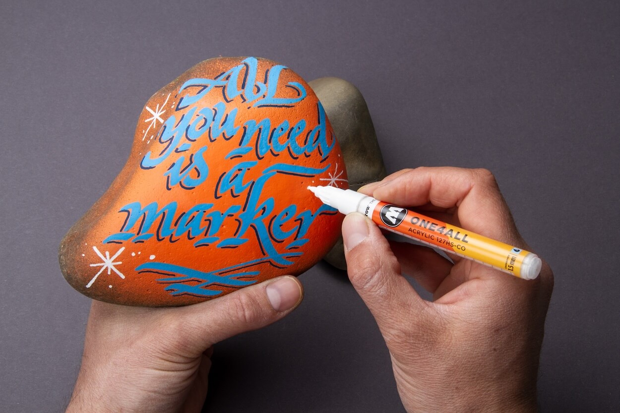 écriture sur galet avec les feutres à peinture molotow one4all