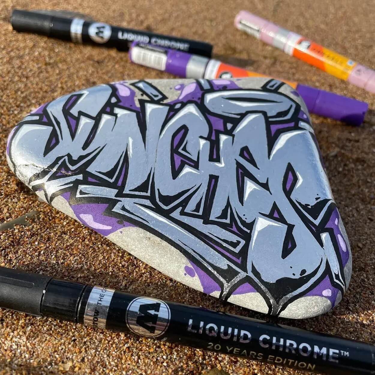 peinture sur galet avec les feutres Molotow Liquid Chrome