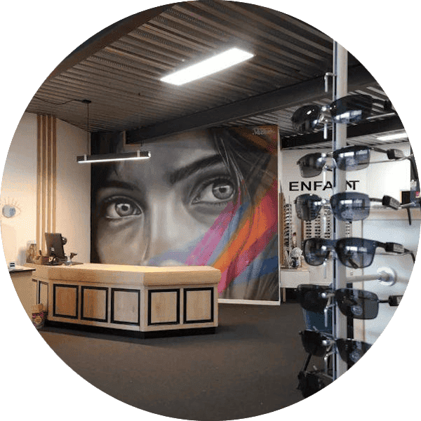 oeuvre de l'artiste Rebeb dans un magasin de lunettes