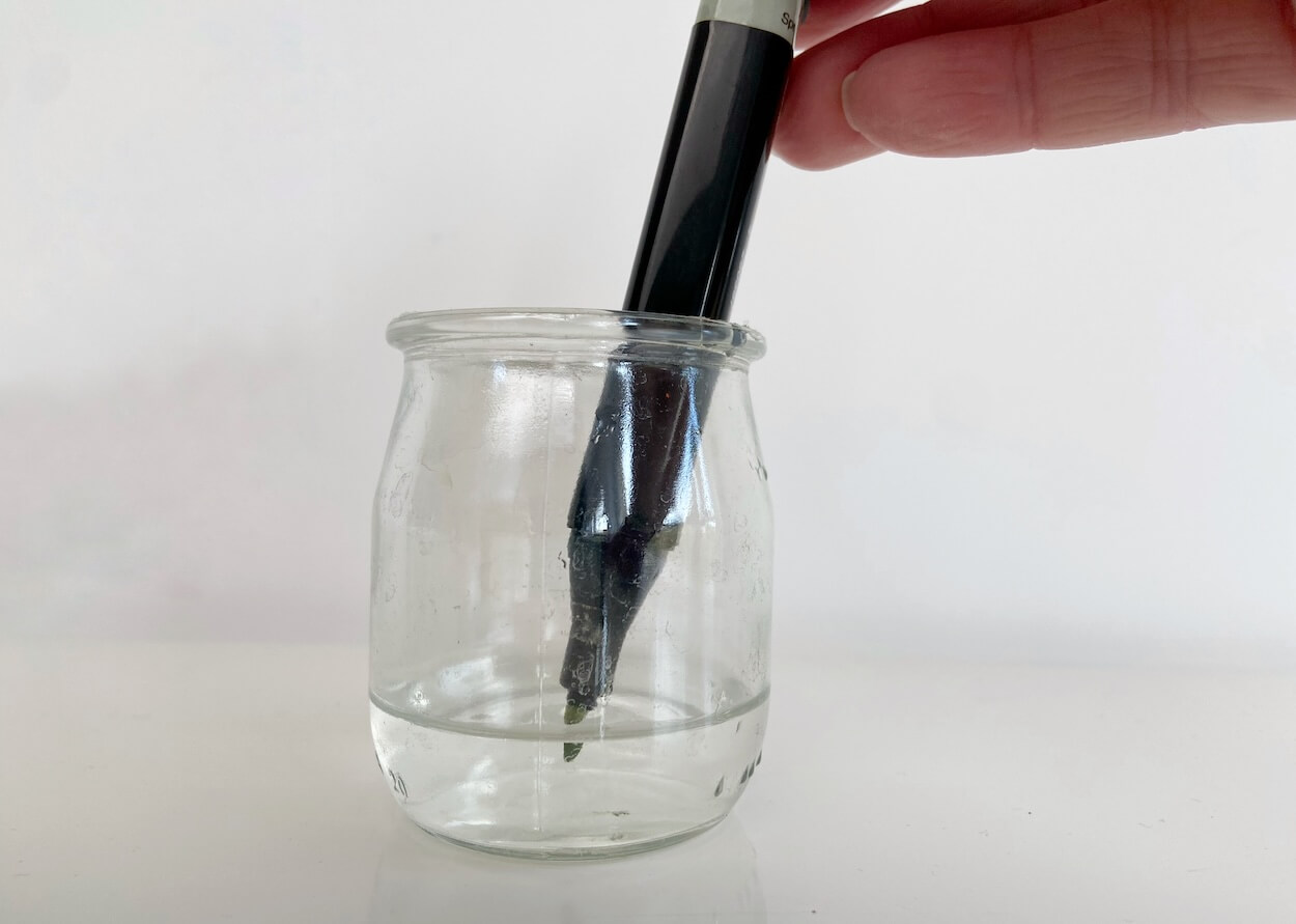 trempez la pointe de votre marqueur permanent dans un diluant pour encre alcool