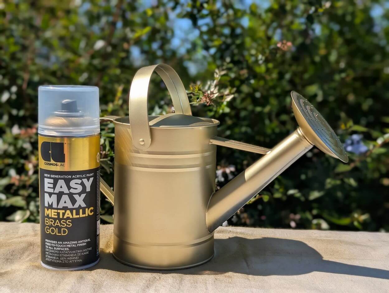 arrosoir en m&eacute;tal peint avec une bombe de peinture cosmoslac