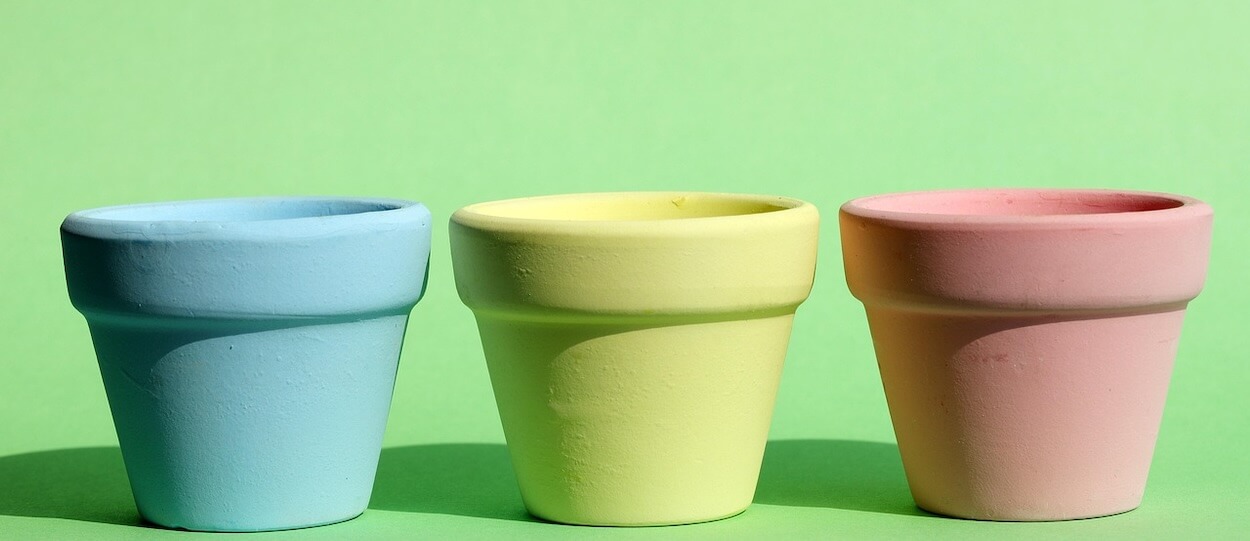 pots en terre cuite peints &agrave; la bombe
