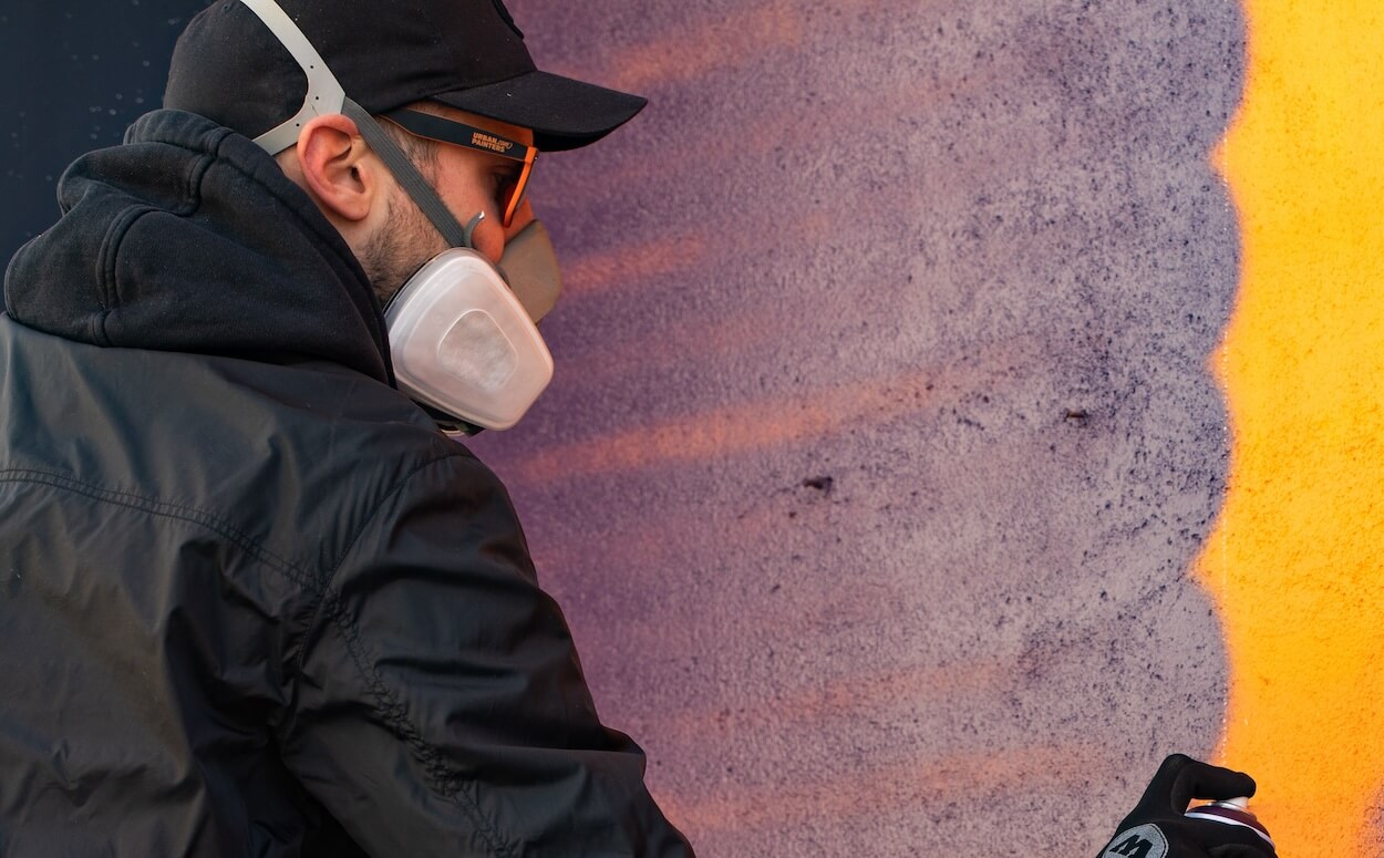 portez un masque lorsque vous utilisez une bombe de peinture