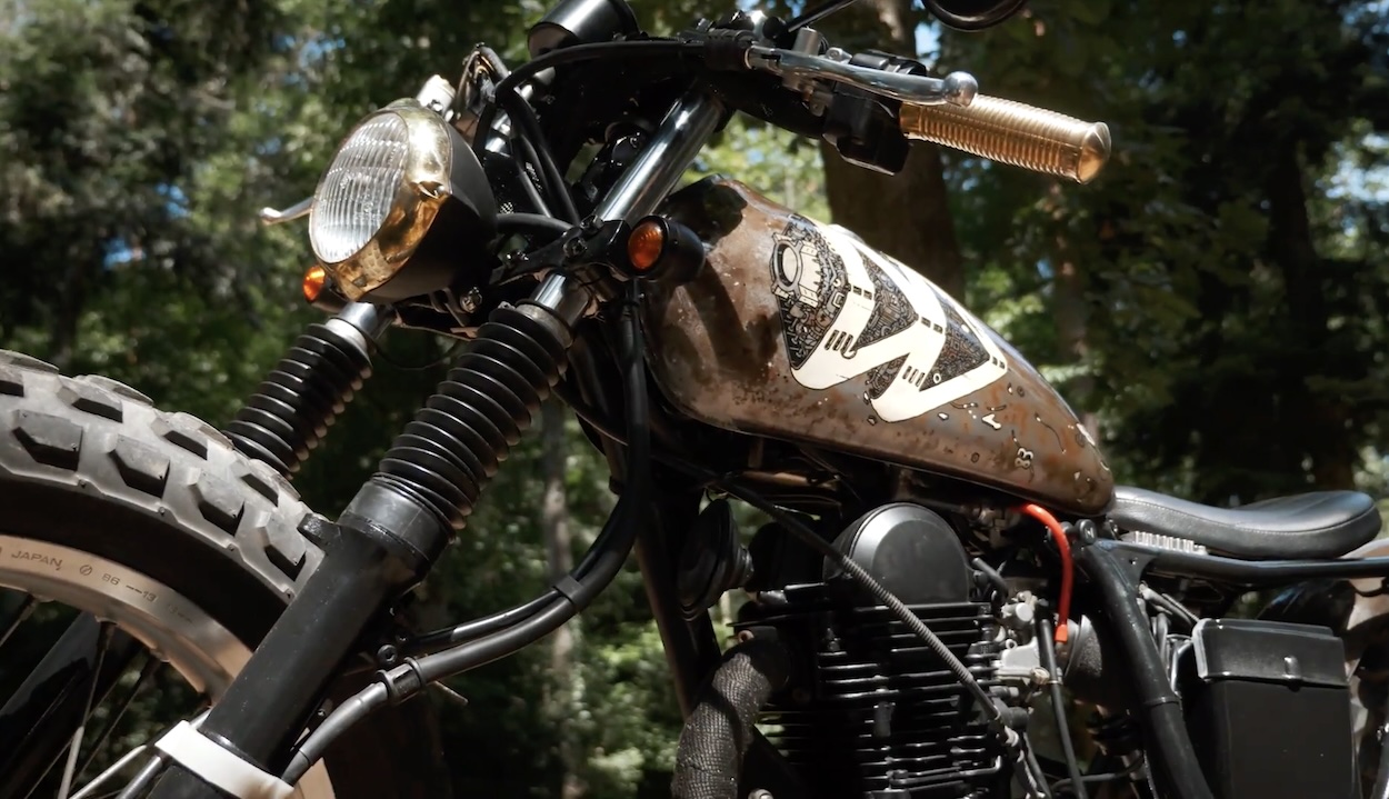 moto repeinte &agrave; la bombe et personnalis&eacute;e
