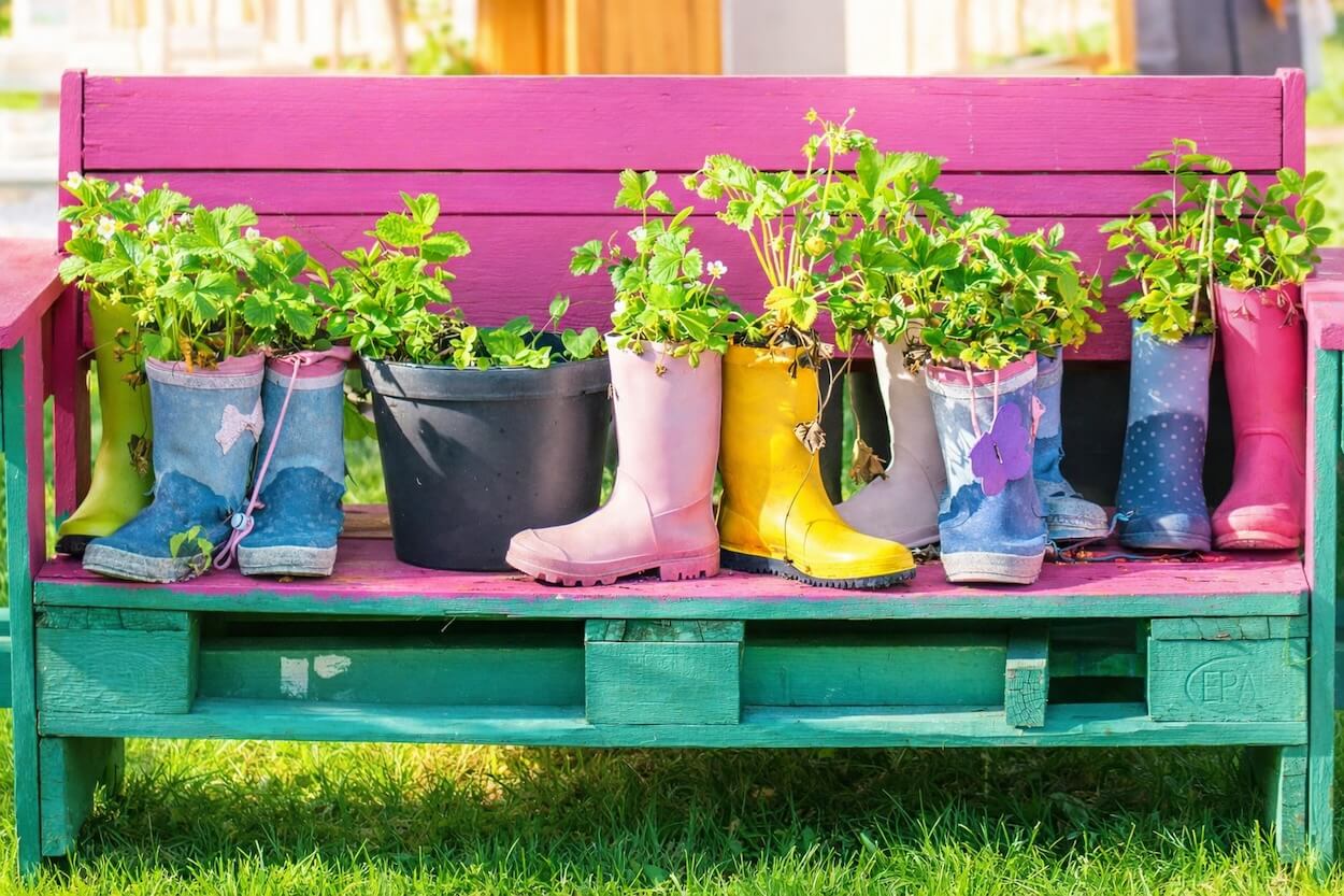 banc en palettes décoré avec des bombes de peinture
