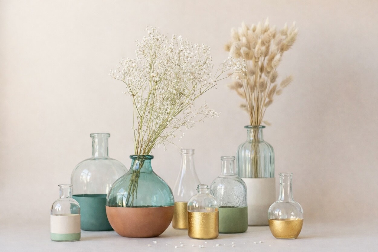 vases et bouteilles en verre peints à la bombe