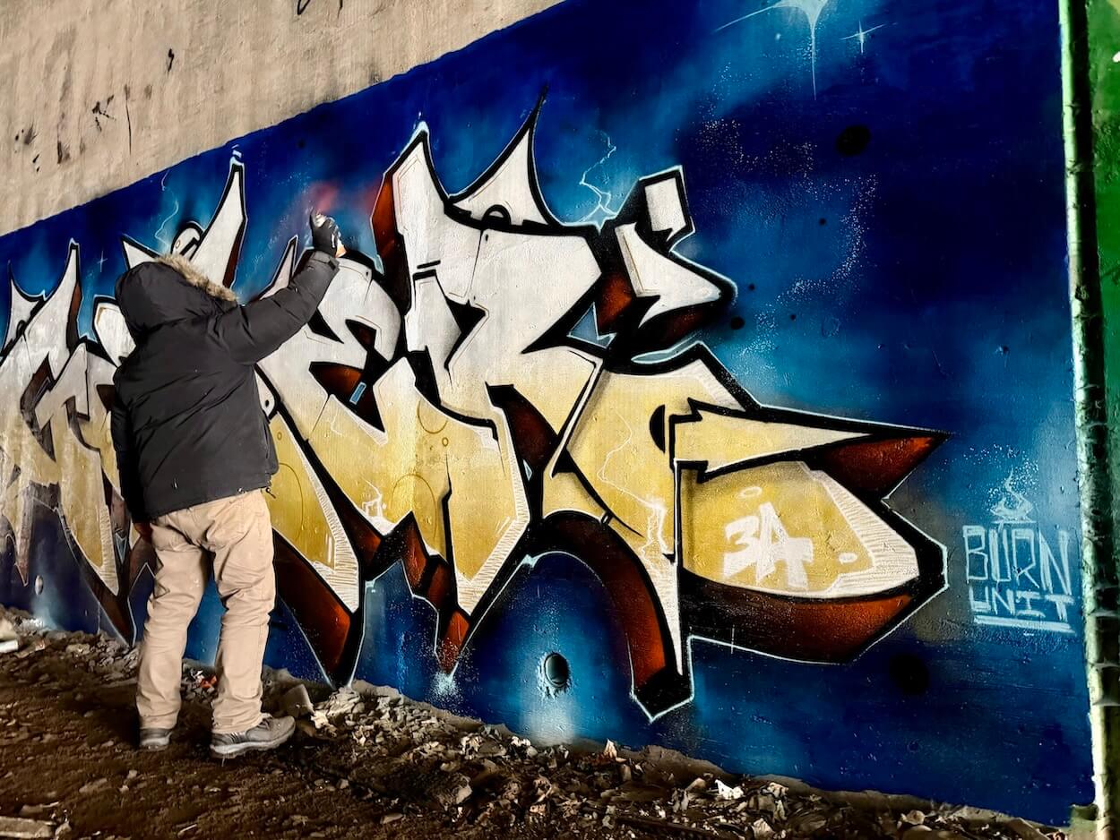 réalisation d'un graffiti à l'aide des sprays Molotow