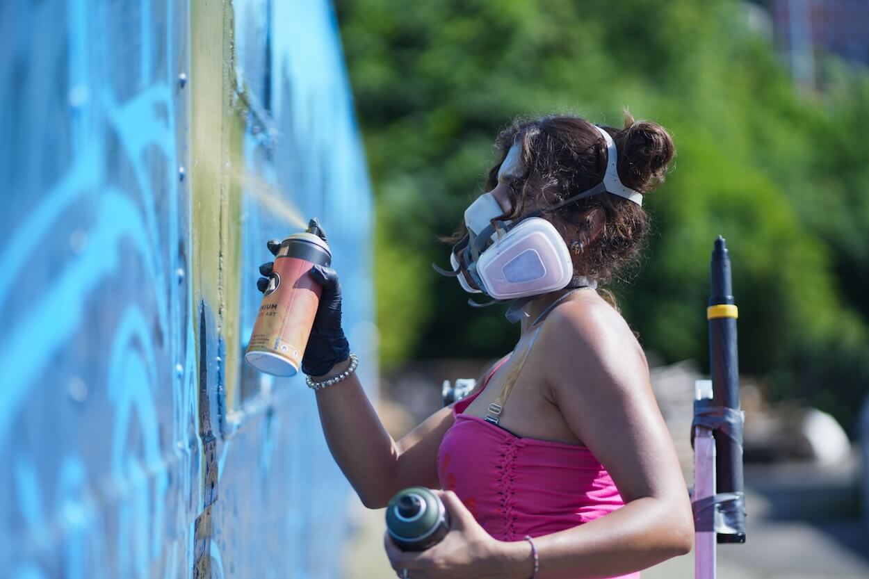 Session graffiti sur le Molotow Train avec la peinture en bombe Premium