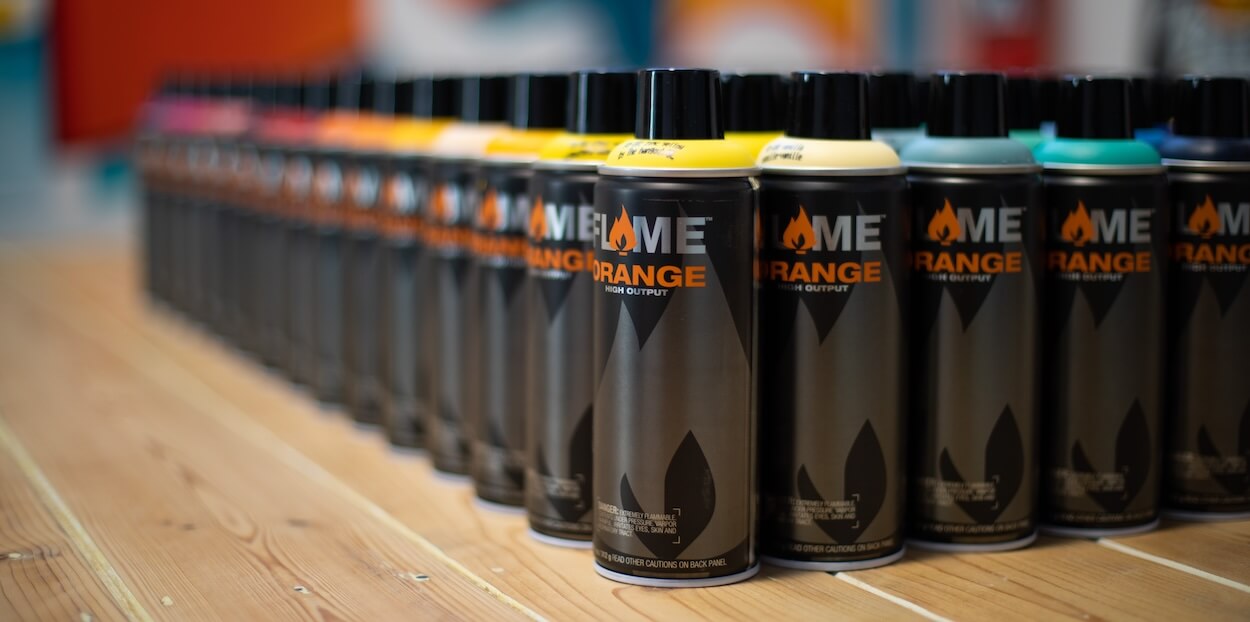 bombes de peinture flame orange disponibles en 134 couleurs