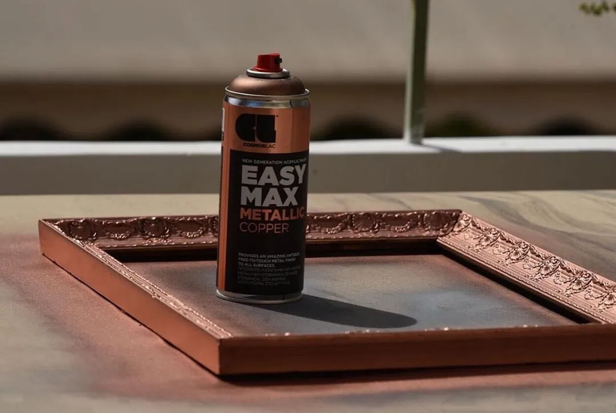 vous pouvez facilement peindre un cadre avec une bombe de peinture