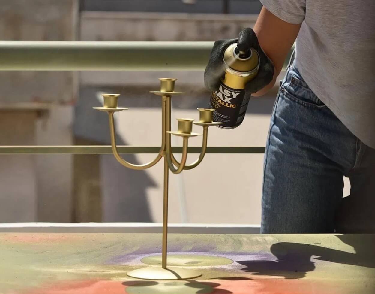 peinture d'un chandelier à la bombe