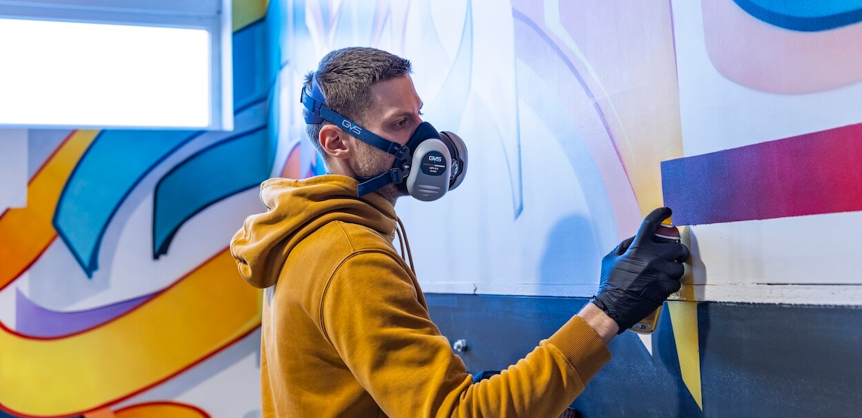 portez toujours un masque lorsque vous utilisez une bombe de peinture