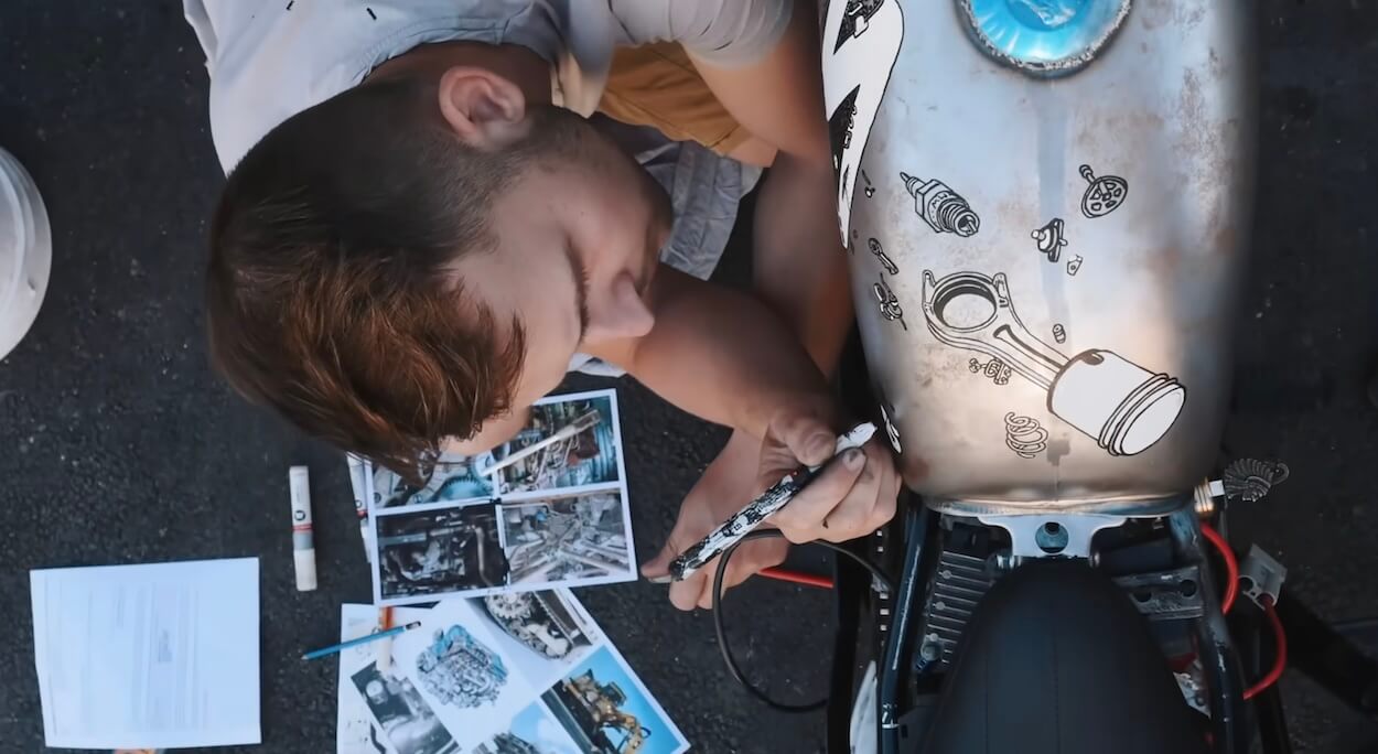 utilisation des feutres acryliques one4all sur un r&eacute;servoir de moto