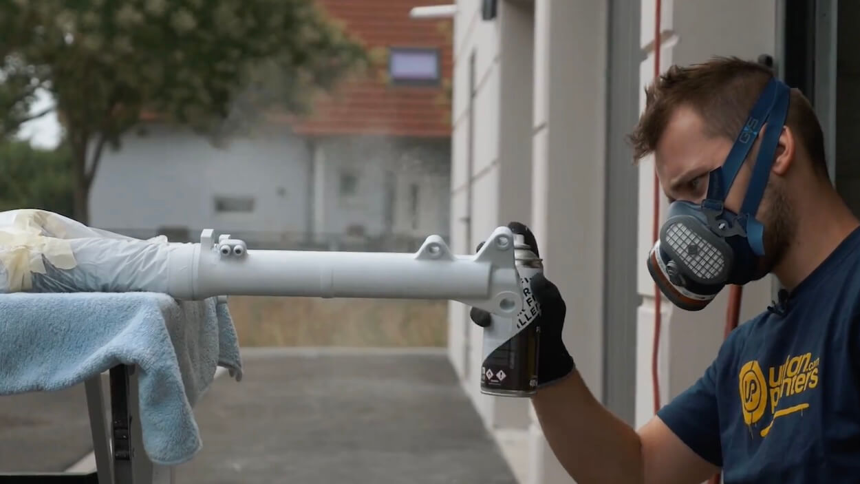 peinture moto : application de l'appr&ecirc;t en bombe