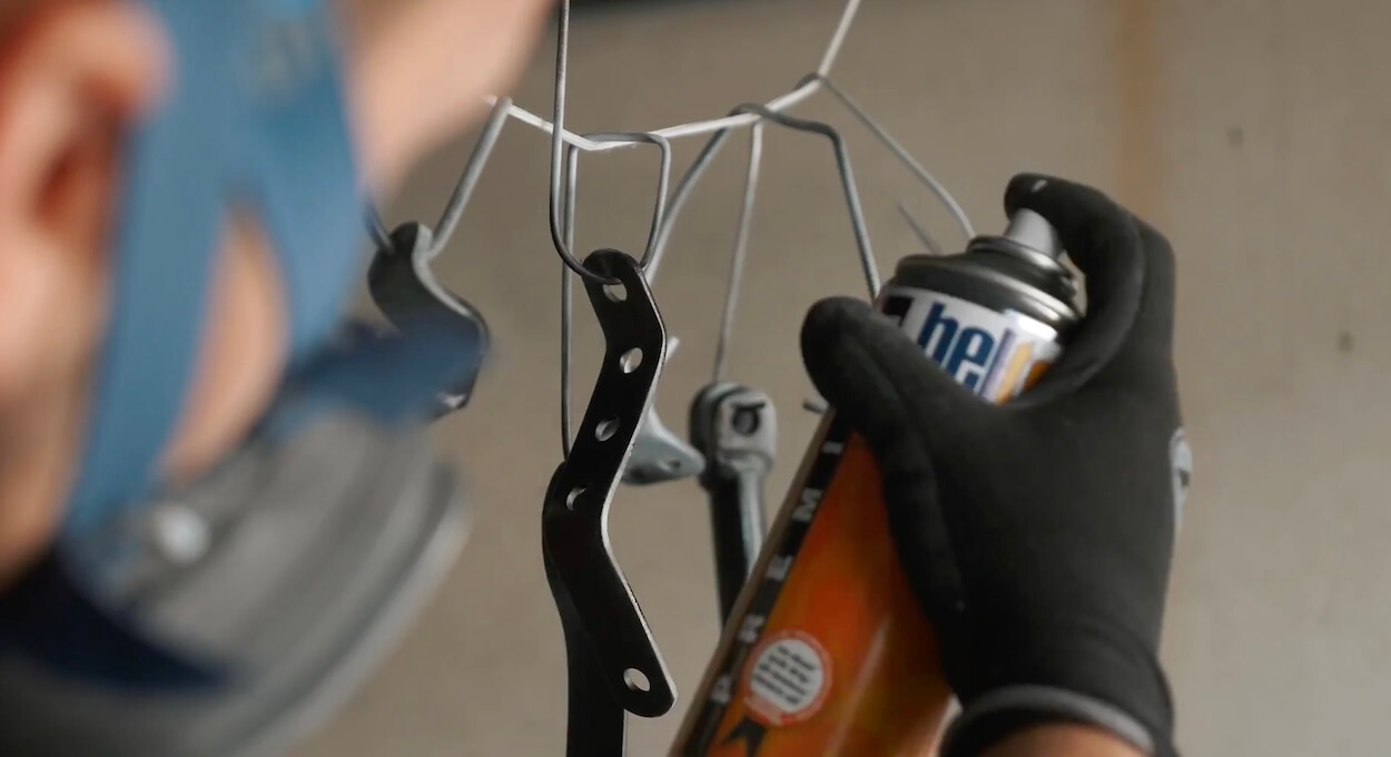 peindre une moto avec la bombe de peinture Molotow Premium