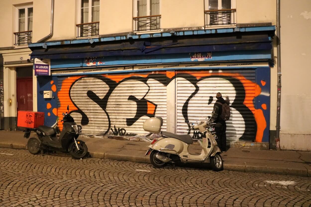 Spray graffiti Molotow Burner Chrome sur rideau de fer