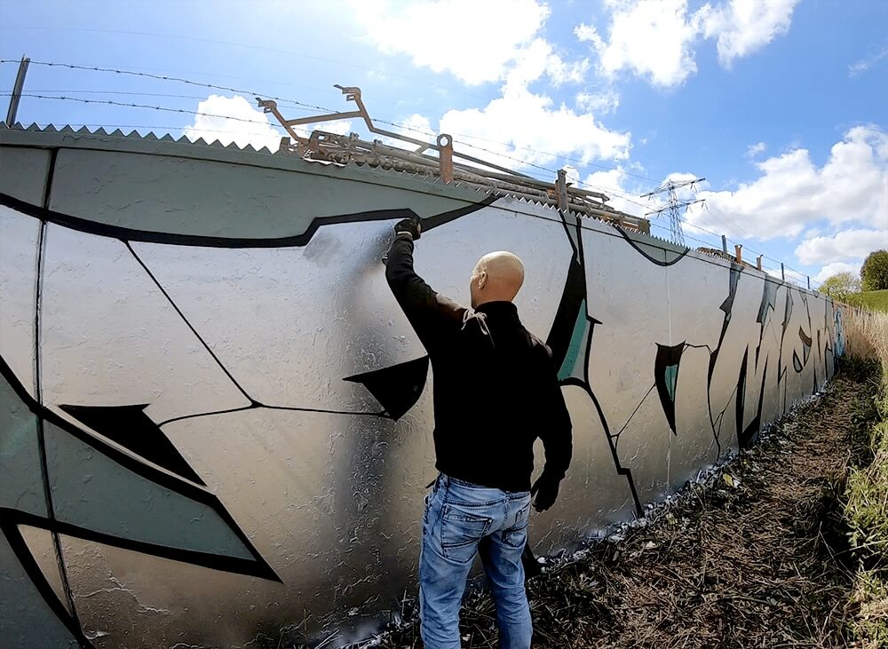 Spray graffiti Molotow Burner Chrome en action
