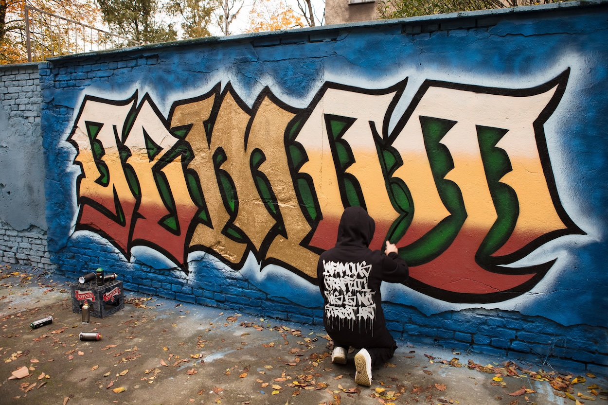 R&eacute;alisation d'un lettrage graffiti avec la bombe de peinture Flame Orange