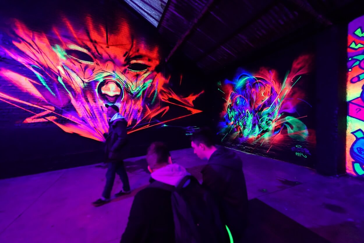 fresque murale avec peinture fluorescente en spray molotow premium