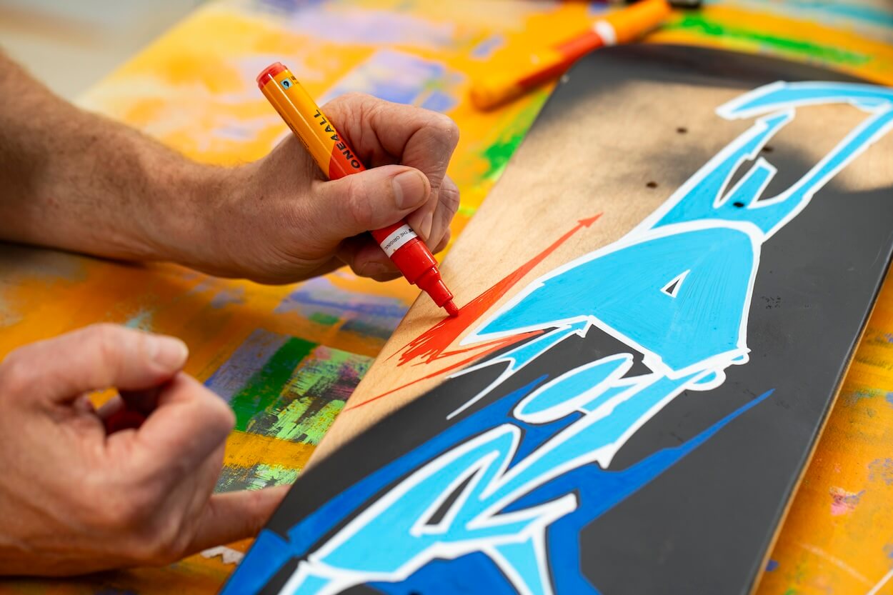 décoration de skate avec le feutre acrylique Molotow One4All 227HS