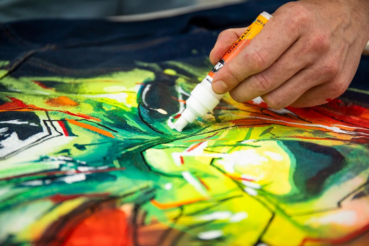 décoration de veste en jean avec le feutre Molotow one4all 327HS